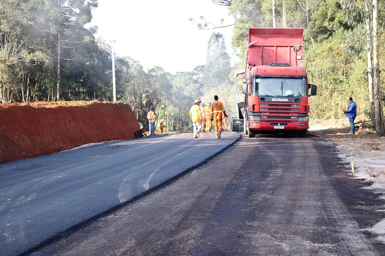 Novo trecho está recebendo camada asfáltica. Foto: Assessoria de Imprensa/Prefeitura de Piên
