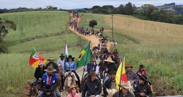 Cavalgada reuniu expressivo número de participantes. Foto: Assessoria de Imprensa/Prefeitura de Quitandinha