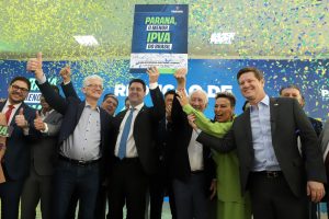 Governador Ratinho Junior e autoridades na cerimônia de sancionou a lei que reduz o IPVA no Paraná. Foto: Ari Dias/AEN