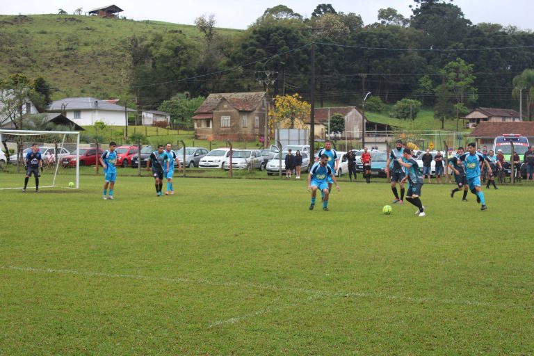 Jogos do futebol suíço de Piên. Foto: O Regional
