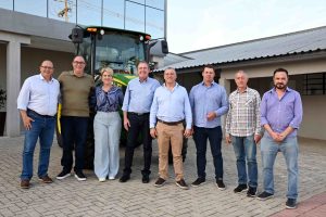 Prefeito recebeu o novo trator agrícola. Foto: Assessoria de Imprensa/Prefeitura de Contenda