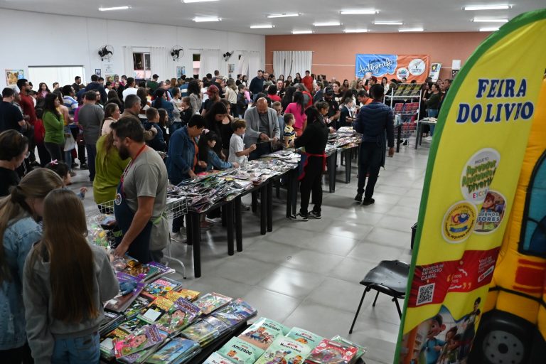 Noite de Autógrafos mobilizou estudantes e comunidade escolar em Contenda. Foto Assessoria de Imprensa/Prefeitura de Contenda