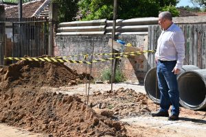Prefeito acompanhou as obras de pavimentação. Foto: Assessoria de Imprensa/Prefeitura de Contenda