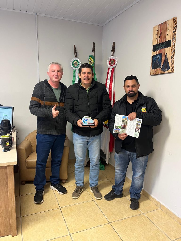 Prefeito, vice e diretor de Turismo celebraram a inclusão na Rota do Pinhão. Foto: Assessoria de Imprensa/Prefeitura de Agudos do Sul