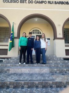 Professoras e alunos premiados no Concurso Agrinho. Foto: Assessoria de Imprensa/Prefeitura de Agudos do Sul