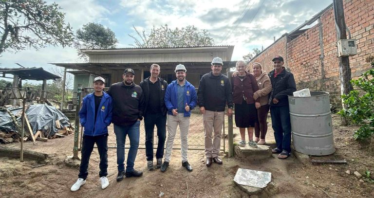 Equipe visitou o local que será realizado a pavimentação. Foto: Assessoria de Imprensa/Prefeitura de Agudos do Sul