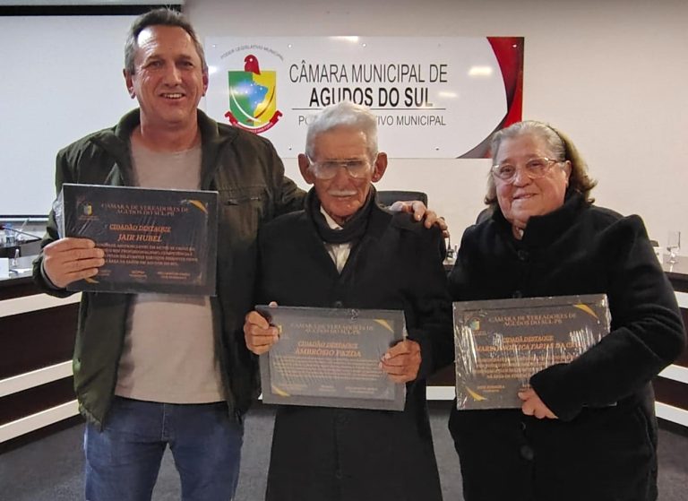 Três homenageados pela câmara de Agudos do Sul. Foto: Divulgação