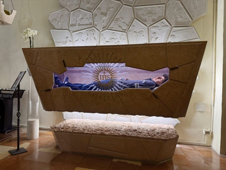 Túmulo de Carlo Acutis, em Assis. Foto: Colaboração/Helena Ciupka Oliveira