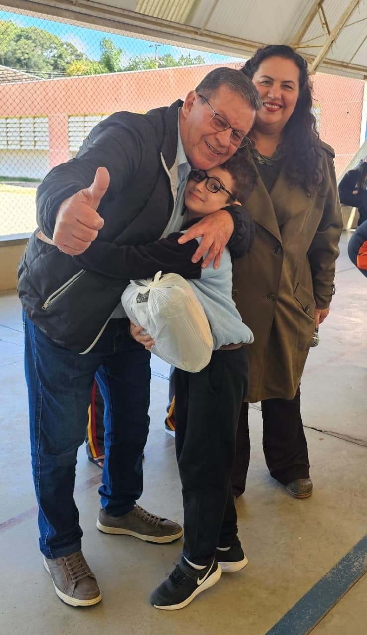 Prefeito participou da entrega dos kits de uniforme escolar. Foto: Assessoria de Imprensa/Prefeitura de Quitandinha