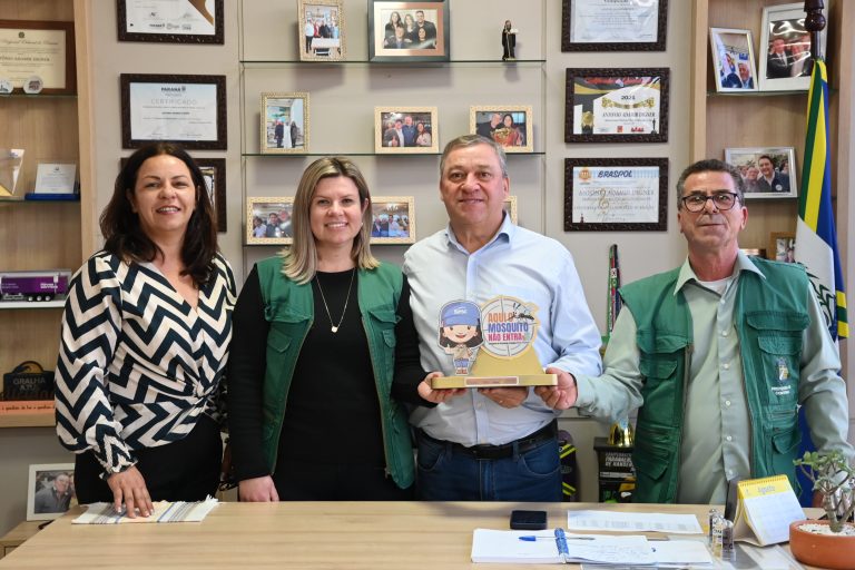 Prefeito realizou a entrega do troféu para a Secretaria de Saúde. Foto: Assessoria de Imprensa/Prefeitura de Contenda