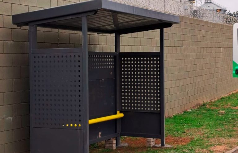 Novos abrigos de ônibus estão sendo instalados em diversos pontos da cidade. Foto: Assessoria de Imprensa/Prefeitura de Mandirituba
