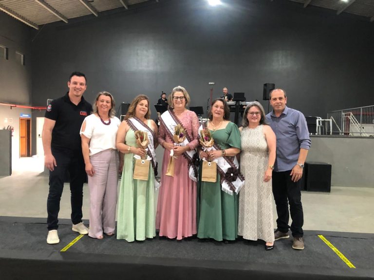 Autoridades na premiação às eleitas à realeza da melhor idade de Piên. Foto: O Regional
