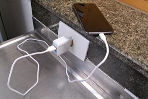 Corpo de Bombeiros faz orientações sobre carregamento de celular. Foto: CBMPR