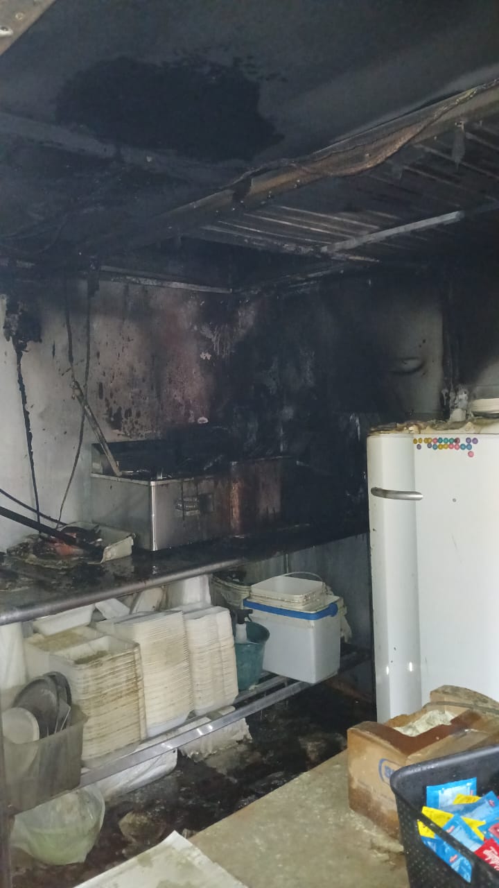 Cozinha do estabelecimento foi atingida pelo incêndio. Foto: Divulgação/Corpo de Bombeiros de Piên