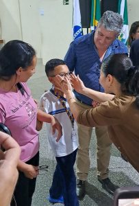 Crianças receberam óculos em Tijucas do Sul. Foto: Assessoria de Imprensa/Prefeitura de Tijucas do Sul