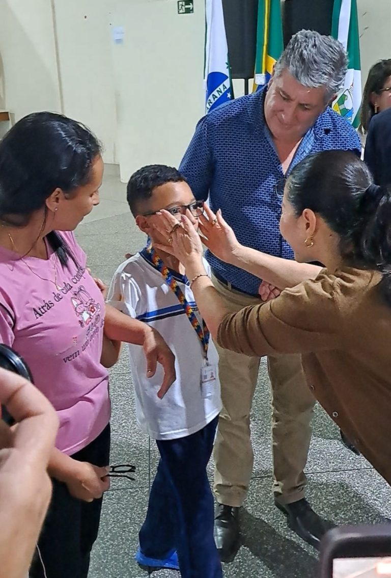 Crianças receberam óculos em Tijucas do Sul. Foto: Assessoria de Imprensa/Prefeitura de Tijucas do Sul