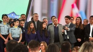 Deputados estaduais no lançamento do programa que vai beneficiar escolas municipais. Foto: Rogério Machado/Alep