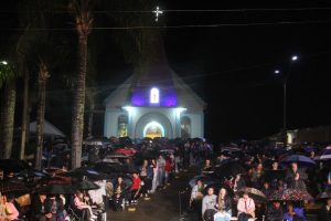 Fiéis no pátio da capela para missa de encerramento da romaria. Foto: O Regional