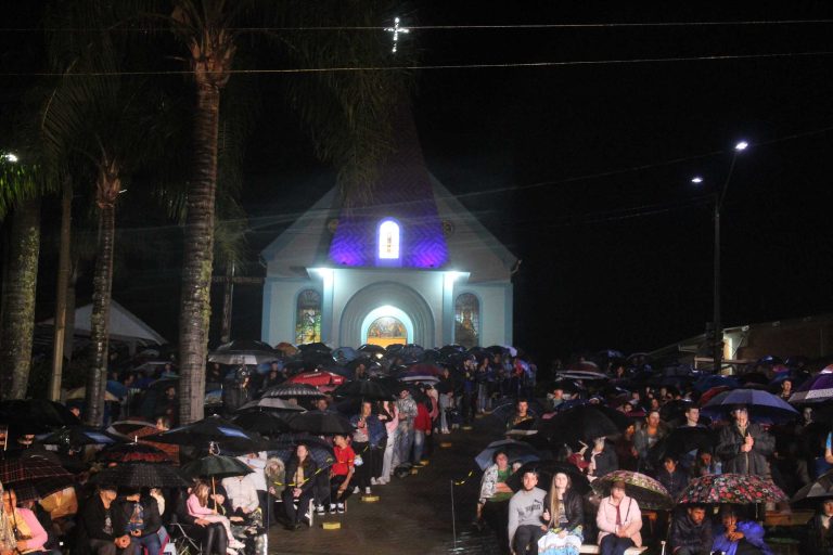 Fiéis no pátio da capela para missa de encerramento da romaria. Foto: O Regional