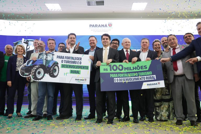 Governador e autoridades na liberação de recursos para aquisição de máquinas nos municípios da RMC. Foto: Jonathan Campos/AEN