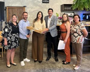 Professores receberam equipamentos para facilitar a preparação das aulas. Foto: Assessoria de Imprensa/Prefeitura de Agudos do Sul