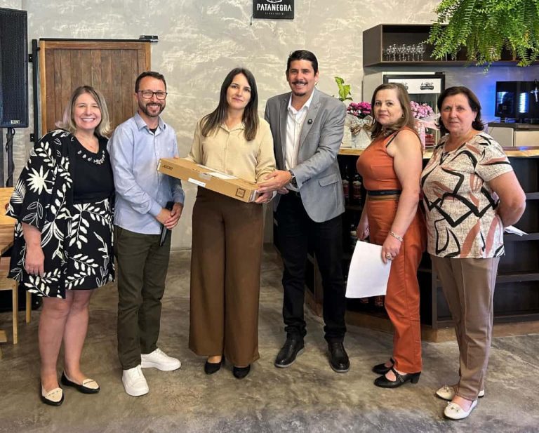 Professores receberam equipamentos para facilitar a preparação das aulas. Foto: Assessoria de Imprensa/Prefeitura de Agudos do Sul