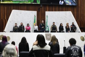 Mulheres motociclistas foram homenageadas em sessão na Assembleia Legislativa. Foto: Orlando Kissner/Alep