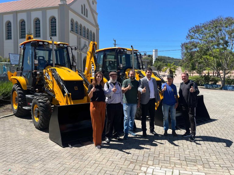 Novas retroescavadeiras integram frota de Agudos do Sul. Foto: Assessoria/Prefeitura de Agudos do Sul