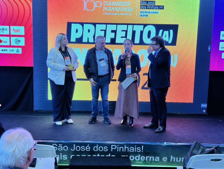 Prefeito recebeu a premiação durante o congresso em São José dos Pinhais. Foto: Assessoria de Imprensa/Prefeitura de Contenda