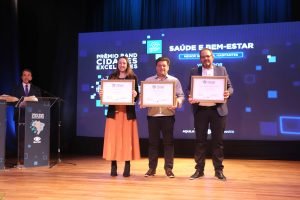 Secretária de Saúde do município recebeu a premiação. Foto: Assessoria de Imprensa/Prefeitura de Piên