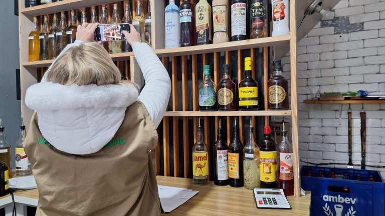 Ação em Piên busca orientar comércios sobre a venda de bebidas adulteradas com metanol. Foto: Assessoria de Imprensa/Prefeitura de Piên