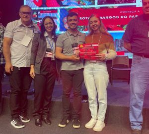 Representantes receberam o certificado de inclusão da propriedade Valle dos Morangos. Foto: Assessorioa de Imprensa/Prefeitura de Agudos do Sul