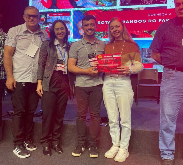 Representantes receberam o certificado de inclusão da propriedade Valle dos Morangos. Foto: Assessorioa de Imprensa/Prefeitura de Agudos do Sul