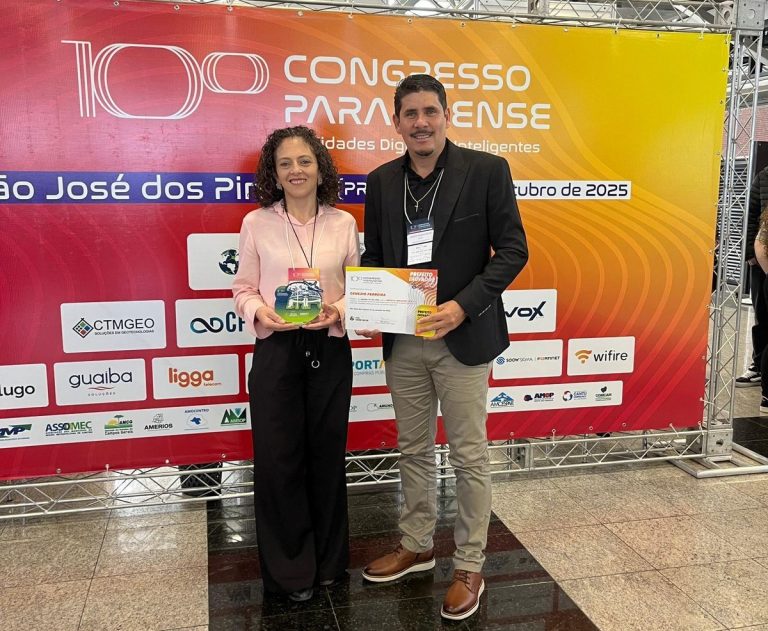 Prefeito e secretária da saúde receberam a premiação. Foto: Assessoria de Imprensa/Prefeitura de Agudos do Sul