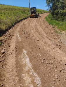 Estradas rurais estão recebendo melhorias. Foto: Assessoria de Imprensa/Prefeitura de Agudos do Sul