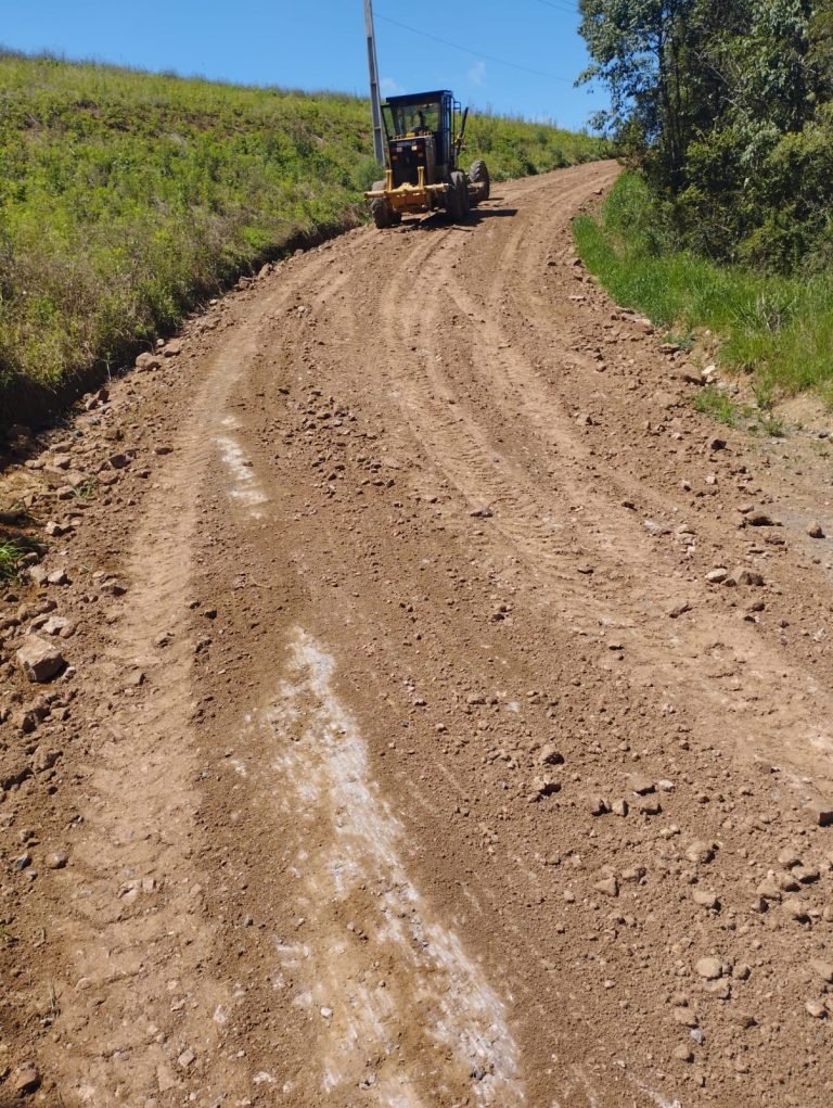 Estradas rurais estão recebendo melhorias. Foto: Assessoria de Imprensa/Prefeitura de Agudos do Sul