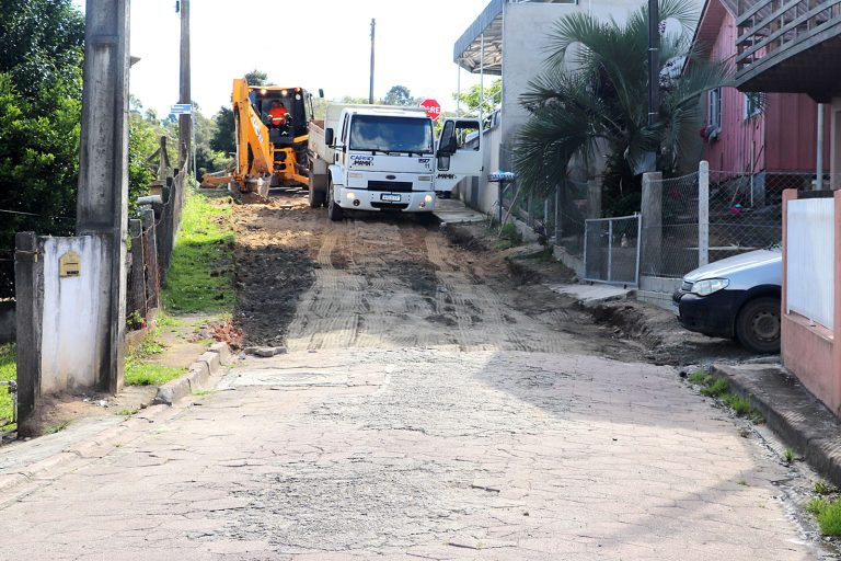 Trabalhos de pavimentação na rua Criciúma. Foto: Assessoria/Prefeitura de Piên