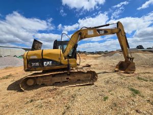 Entre os itens leiloados está uma escavadeira. Foto: Assessoria de Imprensa/Prefeitura de Contenda