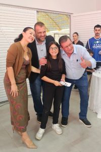 Primeira-Dama do estado participou da entrega dos óculos. Foto: Assessoria de Imprensa/Prefeitura de Quitandinha