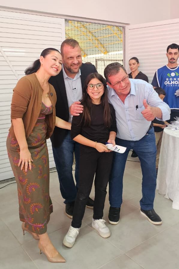 Primeira-Dama do estado participou da entrega dos óculos. Foto: Assessoria de Imprensa/Prefeitura de Quitandinha