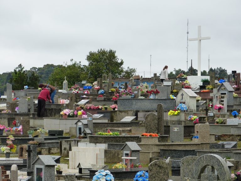 Cemitérios têm registrado movimento em preparação ao Dia de Finados. Foto: O Regional