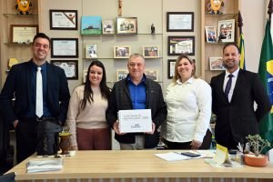 Plano Anual de Contratações foi entregue oficialmente ao prefeito Mostarda. Foto; Assessoria de Imprensa/Prefeitura de Contenda