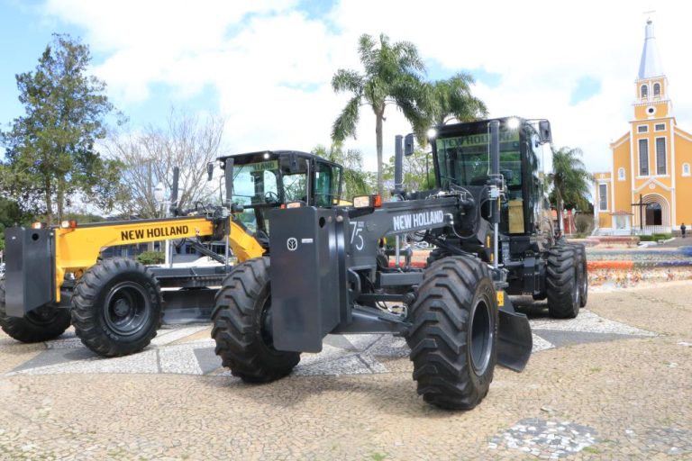Município recebeu duas novas motoniveladoras de alta tecnologia. Foto: Assessoria de Imprensa/Prefeitura de Mandirituba