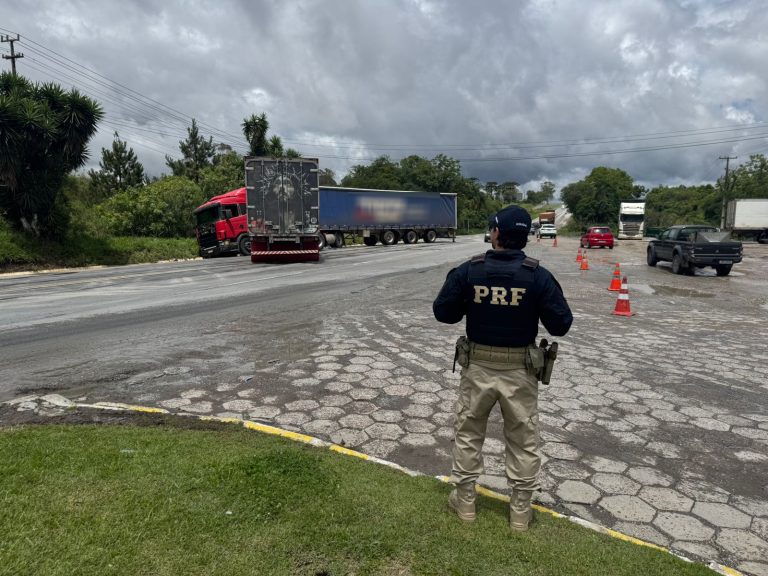 Acidente entre carretas foi registrado na cidade da Lapa. Foto: Divulgação/PRF