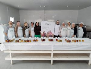 Contendenses finalizaram o curso de conservas, molhos e temperos. Foto: Assessoria de Imprensa/Prefeitura de Contenda