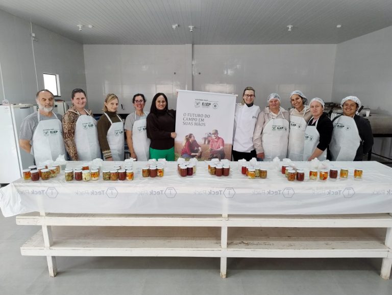 Contendenses finalizaram o curso de conservas, molhos e temperos. Foto: Assessoria de Imprensa/Prefeitura de Contenda