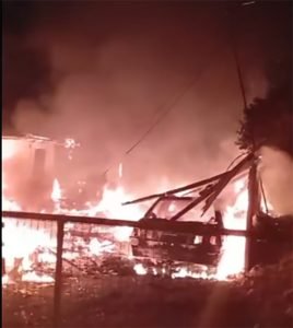 Casa foi completamente destruída pelo incêndio. Foto: Reprodução/TV Fazenda