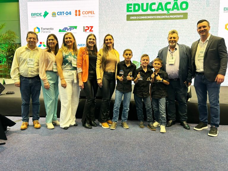 Comitiva de Piên, acompanhada do grupo Casa Perto, no congresso de educação. Foto: Assessoria de Imprensa/Prefeitura de Piên