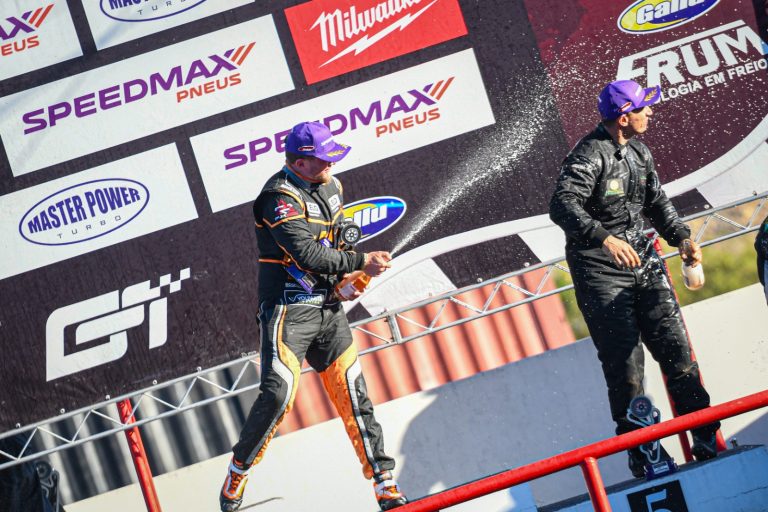 Fábio Claudino subiu ao pódio na Fórmula Truck. Foto: Divulgação