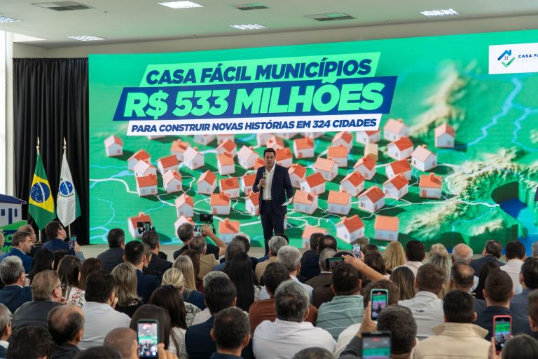 Governador autorizou recursos para o programa de construção de casas. Foto: Felipe Henschel/AEN
